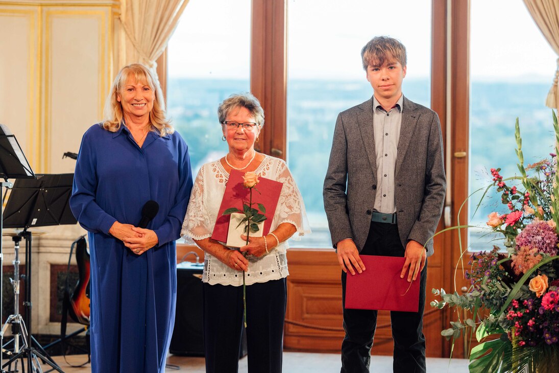 Annen-Medaille 2025: Staatsministerin Petra Köpping mit Preisträgerin und Laudator