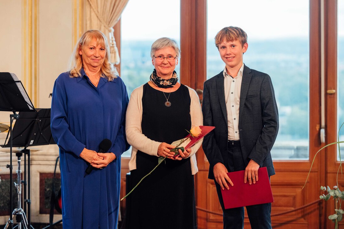Annen-Medaille 2025: Staatsministerin Petra Köpping mit Preisträgerin und Laudator