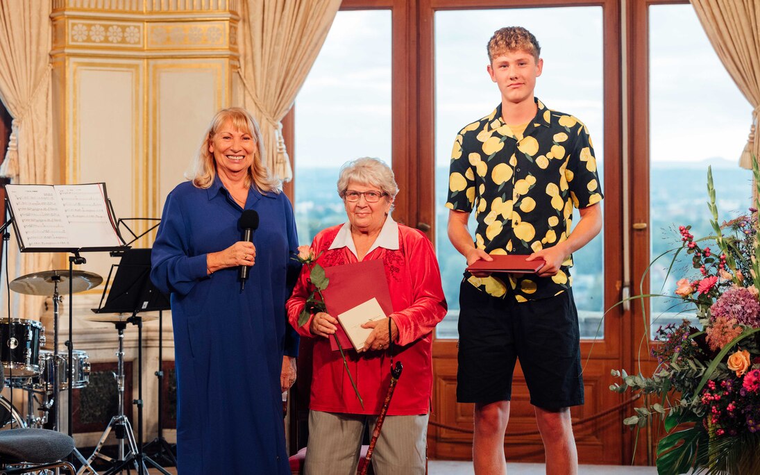 Annen-Medaille 2025: Staatsministerin Petra Köpping mit Preisträgerin und Laudator