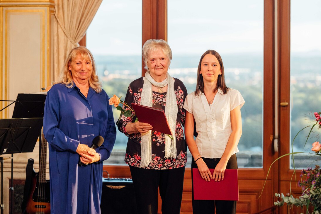 Annen-Medaille 2025: Staatsministerin Petra Köpping mit Preisträgerin und Laudatorin