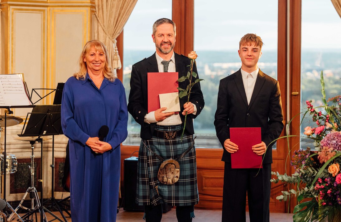 Annen-Medaille 2025: Staatsministerin Petra Köpping mit Preisträger und Laudator