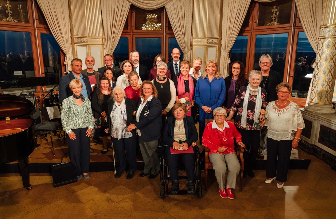 Annen-Medaille 2025: Gruppenfoto aller Preisträgerinnen und Preisträger mit Staatsministerin Petra Köpping