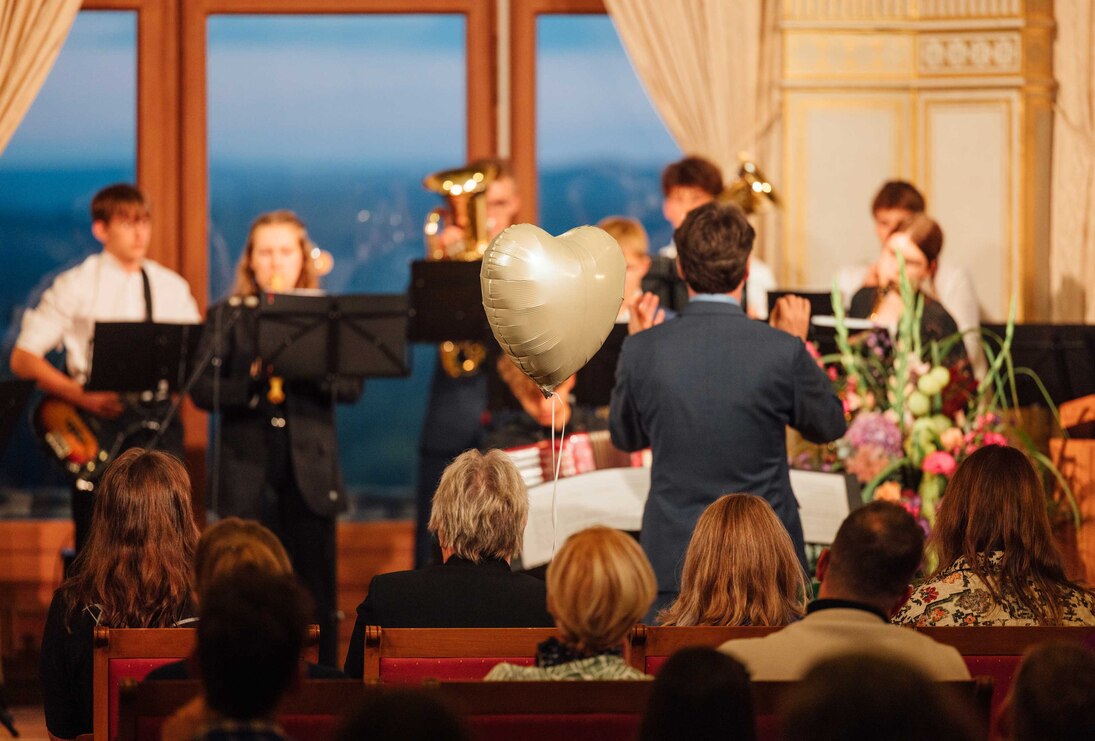 Annen-Medaille 2025: Orchester mit Herzluftballon