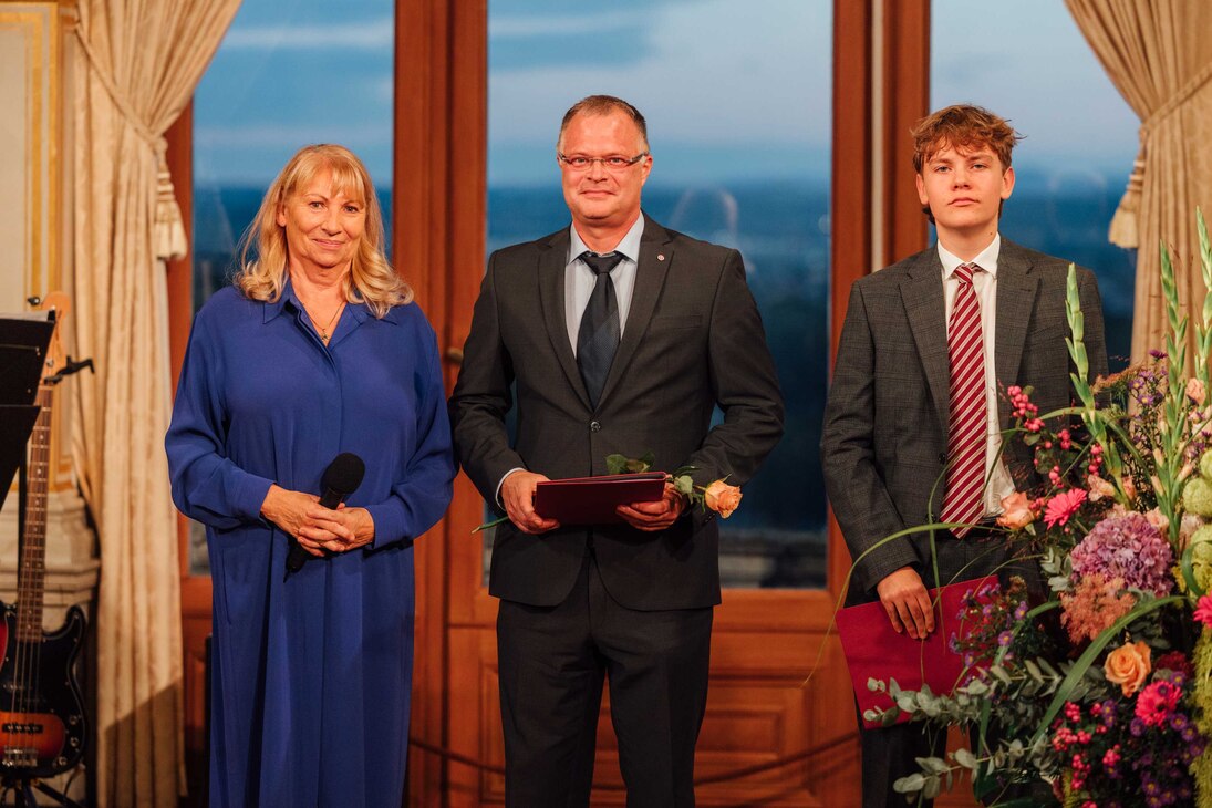 Annen-Medaille 2025: Staatsministerin Petra Köpping mit Preisträger und Laudator