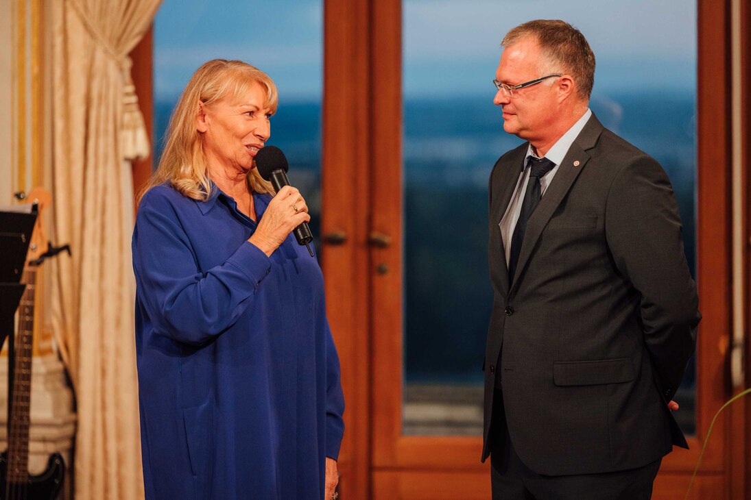 Annen-Medaille 2025: Staatsministerin Petra Köpping mit Preisträger