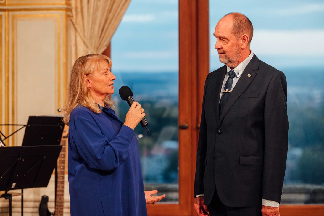 Annen-Medaille 2025: Staatsministerin Petra Köpping mit Preisträger