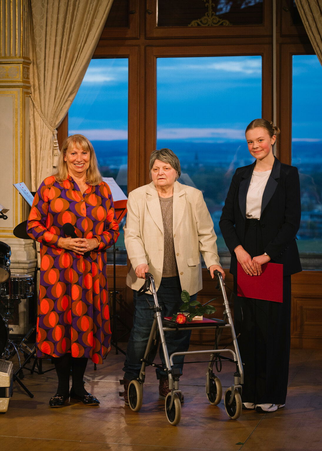 Staatsministerin Köpping mit Preisträgerin und Laudatorin