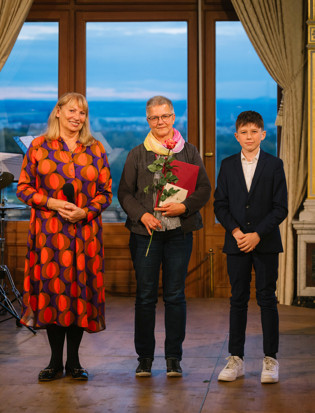 Staatsministerin Köpping mit Preisträgerin und Laudator