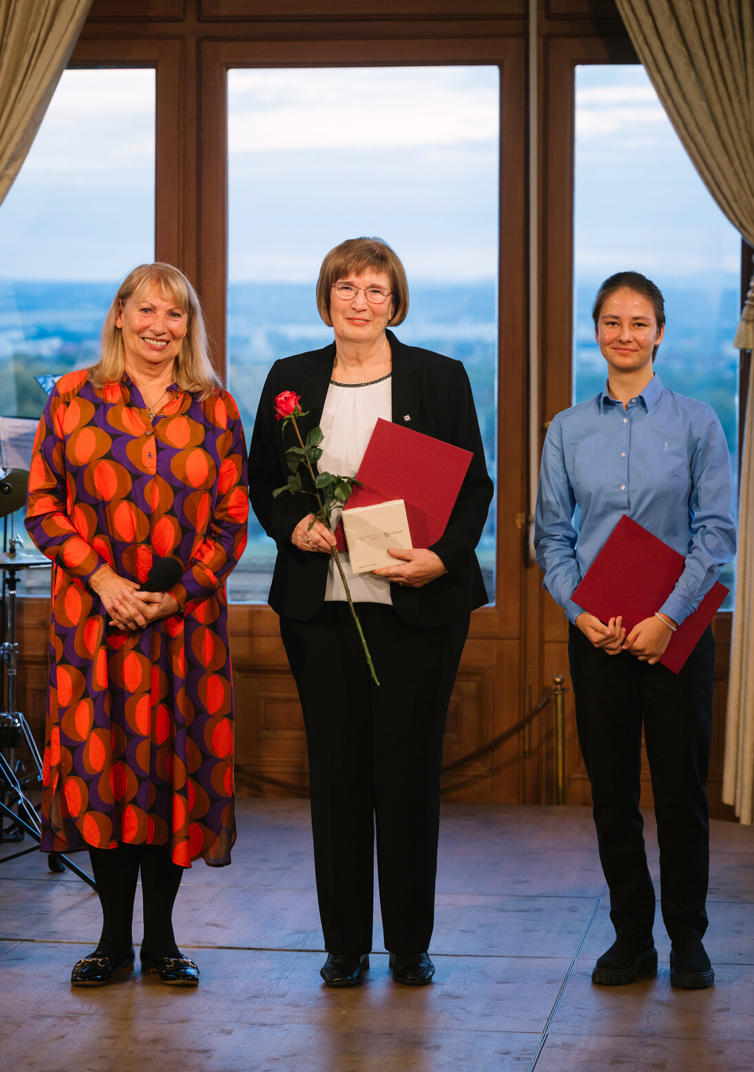 Staatsministerin Köpping mit Preisträgerin und Laudatorin 