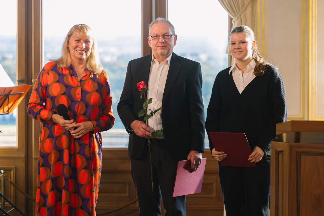 Staatsministerin Köpping mit Preisträger und Laudatorin