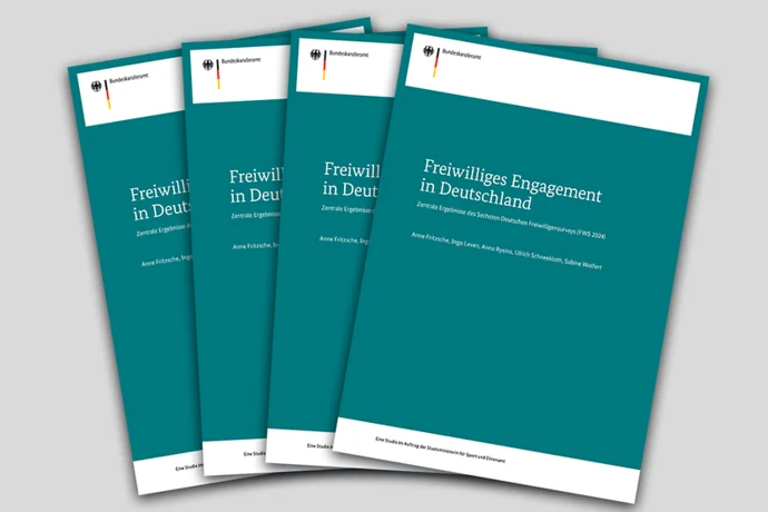 MockUp von vier Broschüren "Freiwilliges Engagement in Deutschland", die aufgefächert nebeneinanderliegen.