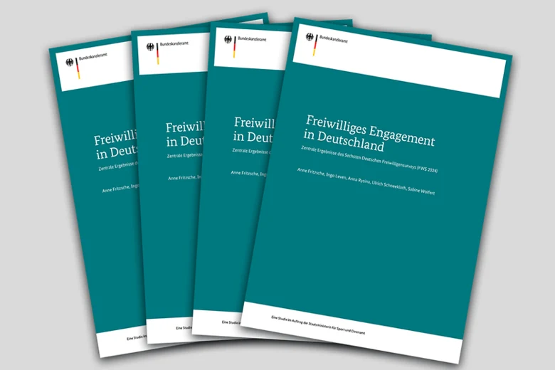 MockUp von vier Broschüren "Freiwilliges Engagement in Deutschland", die aufgefächert nebeneinanderliegen.