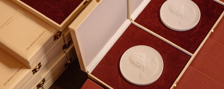 Mehrere Annen-Medaillen liegen nebeneinander.