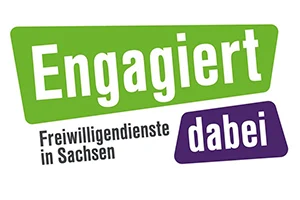 Logo "Engagiert dabei – Fachstelle Freiwilligendienste Sachsen" in Form von zwei leicht schräg gestellten, farbigen Textfeldern in Grün und Lila.