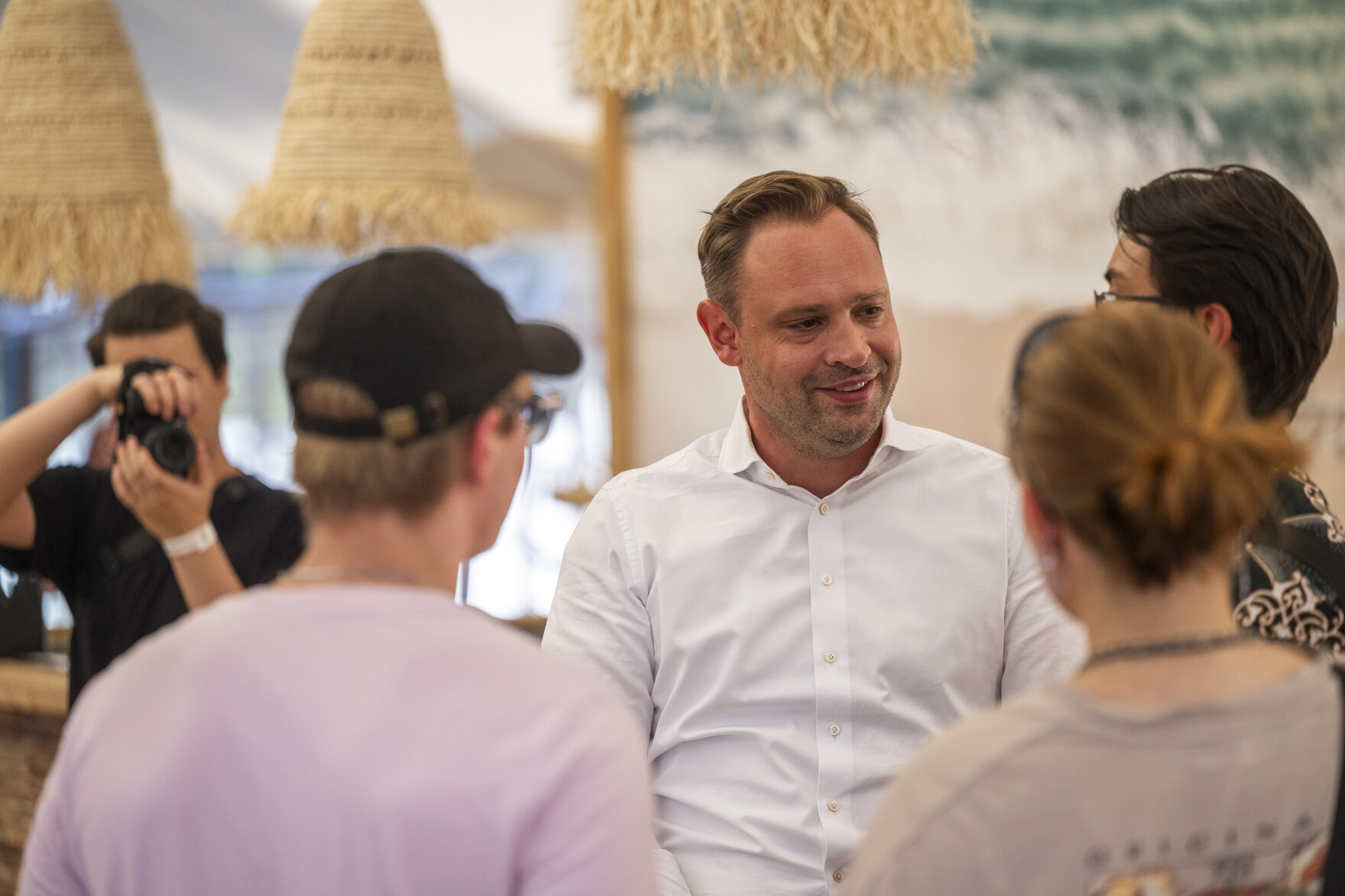 Landtagspräsident spricht mit Jugendlichen