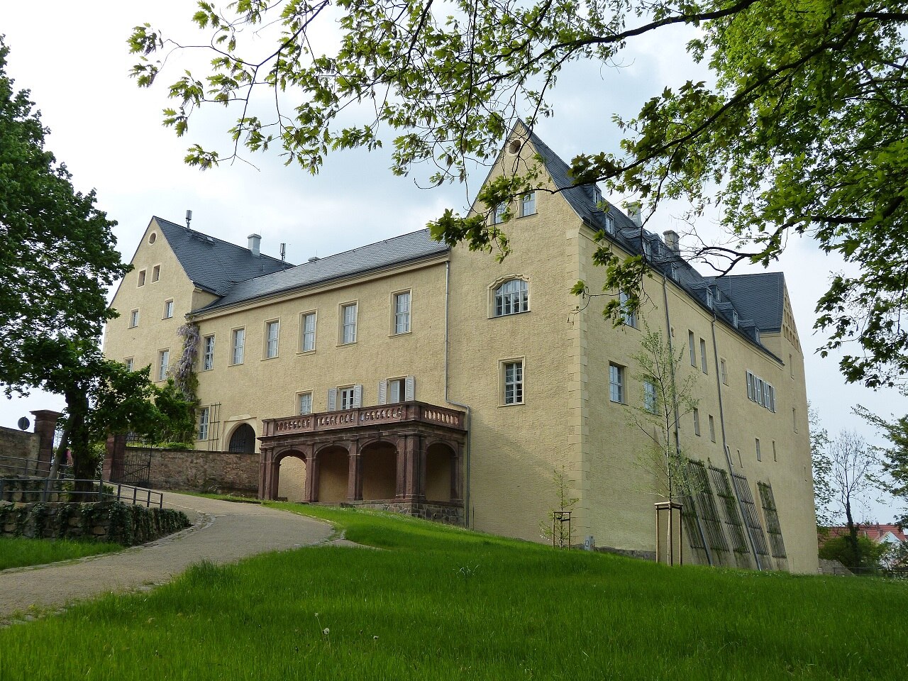 Blick auf Schloss Frohburg mit Schlossgarten 