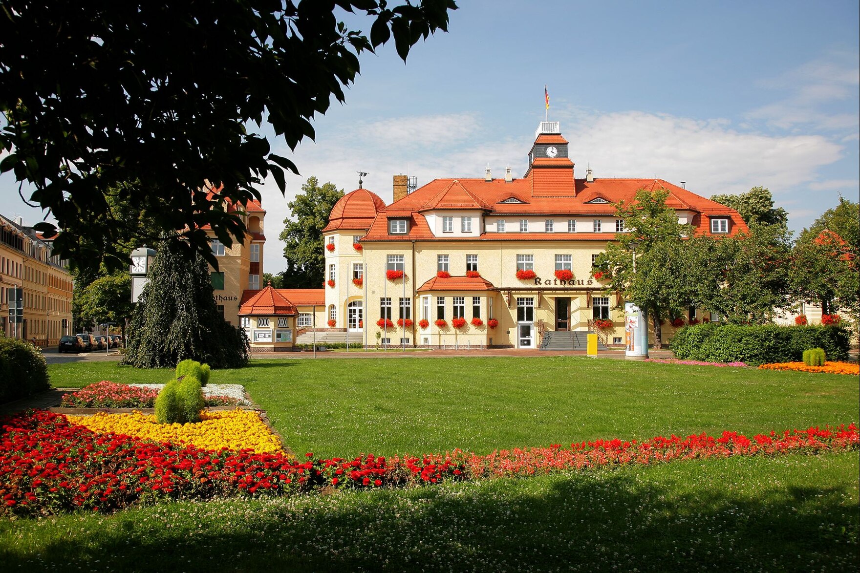 Blick auf das Rathaus Markkleeberg mit Parkanlage